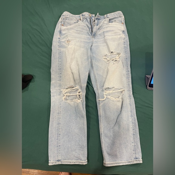 Size 12 short AE STRETCH RIPPED MOM STRAIGHT JEAN - Picture 1 of 3